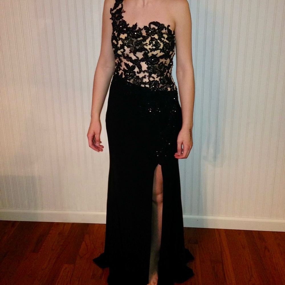 Elegant Black Lace Evening Gown